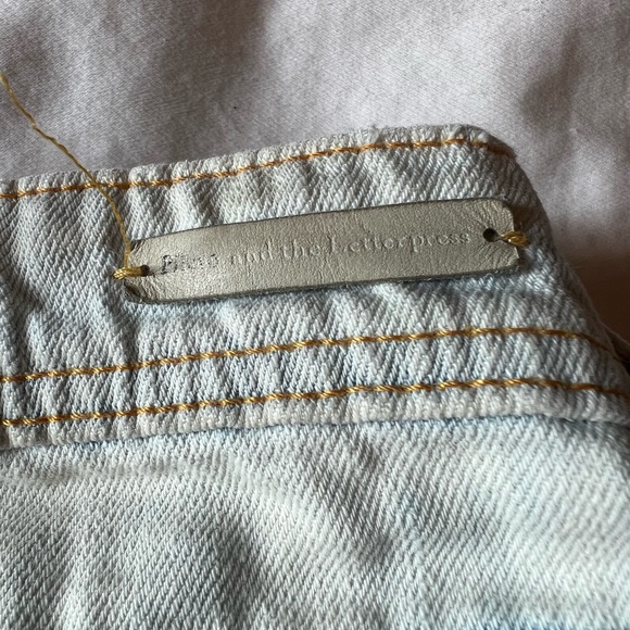 Anthropologie - Lightwash Denim Jeans - Low Rise Distressed Cropped Slim Fit - Picture 14 of 15